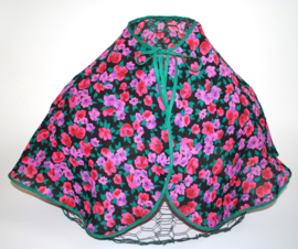Een katoenen kapmanteltje van een crêpe stof met bloemen in roze, rood en paars. Nog 1 op voorraad.