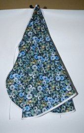 Een katoenen kapmanteltje met een fris motief van blauwe, witte en groene bloemetjes. Nog 1 op voorraad.