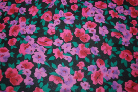 Een katoenen kapmanteltje van een crêpe stof met bloemen in roze, rood en paars. Nog 1 op voorraad.