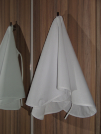 Een witte katoenen kapmanteltje van poplin.