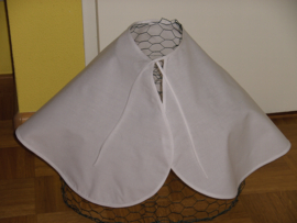 Een witte katoenen kapmanteltje van poplin.
