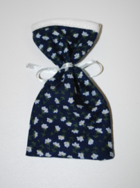 Een katoenen kapmanteltje met kleine witte bloemetjes.