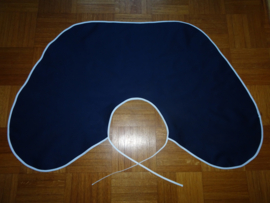 Een katoenen kapmanteltje van poplin in de kleur marine blauw.