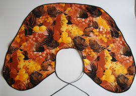 Een soepel vallend kapmanteltje van viscose met een patroon in herfstkleuren.