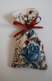 Dit is een geurzakje met bloemen in blauw en bruin.
