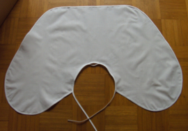 Een witte katoenen kapmanteltje van poplin.