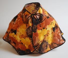 Een soepel vallend kapmanteltje van viscose met een patroon in herfstkleuren.