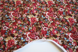 Een katoenen kapmanteltje in herfstsfeer met kersenrode bloemen. Nog 1 op voorraad.