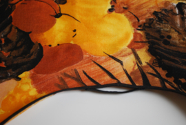 Een soepel vallend kapmanteltje van viscose met een patroon in herfstkleuren.