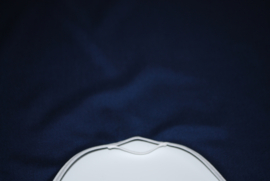 Een katoenen kapmanteltje van poplin in de kleur marine blauw.