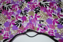 Een soepel vallend katoenen kapmanteltje van viscose met bladeren in paars, roze, zwart en taupe.