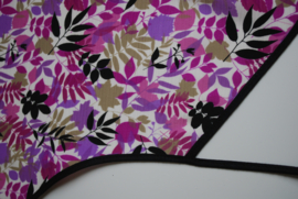 Een soepel vallend katoenen kapmanteltje van viscose met bladeren in paars, roze, zwart en taupe.