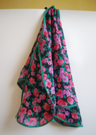 Een katoenen kapmanteltje van een crêpe stof met bloemen in roze, rood en paars. Nog 1 op voorraad.
