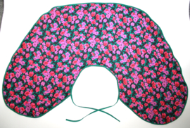 Een katoenen kapmanteltje van een crêpe stof met bloemen in roze, rood en paars. Nog 1 op voorraad.