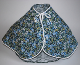 Een katoenen kapmanteltje met een fris motief van blauwe, witte en groene bloemetjes. Nog 1 op voorraad.