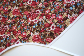 Een katoenen kapmanteltje in herfstsfeer met kersenrode bloemen. Nog 1 op voorraad.