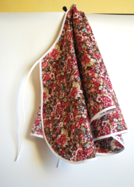 Een katoenen kapmanteltje in herfstsfeer met kersenrode bloemen. Nog 1 op voorraad.
