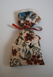 Dit is een geurzakje met bloemen in blauw en bruin.