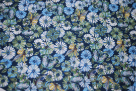 Een katoenen kapmanteltje met een fris motief van blauwe, witte en groene bloemetjes. Nog 1 op voorraad.