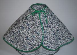 Een katoenen kapmanteltje met kleine bloemetjes in blauw, grijs en wit.
