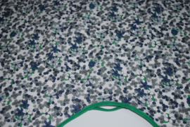 Een katoenen kapmanteltje met kleine bloemetjes in blauw, grijs en wit.