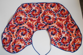 Een kapmanteltje van crêpe met een fantasie bloemmotief in de kleuren rood, oranje en blauw, met blauw biasband. Nog 1 op voorraad.