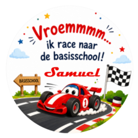 Raceauto traktatiesticker met naam | Ik race naar de basisschool