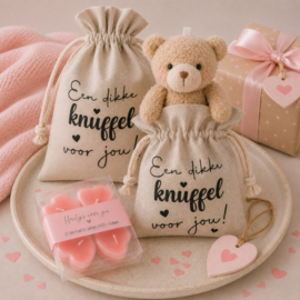 Knuffelbeertje in linnen zakje 'Een dikke knuffel voor jou' | Lief klein cadeautje