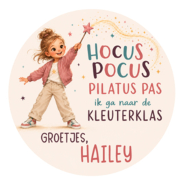 Meisje traktatiesticker met naam | Hocus pocus, ik ga naar de kleuterklas