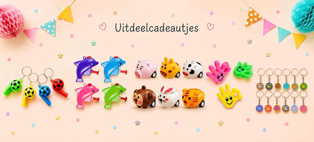 Kleine uitdeelcadeautjes voor kindertraktaties, zoals fluitjes, waterpistooltjes, fluithandjes, sleutelhangers en rollende diertjes.