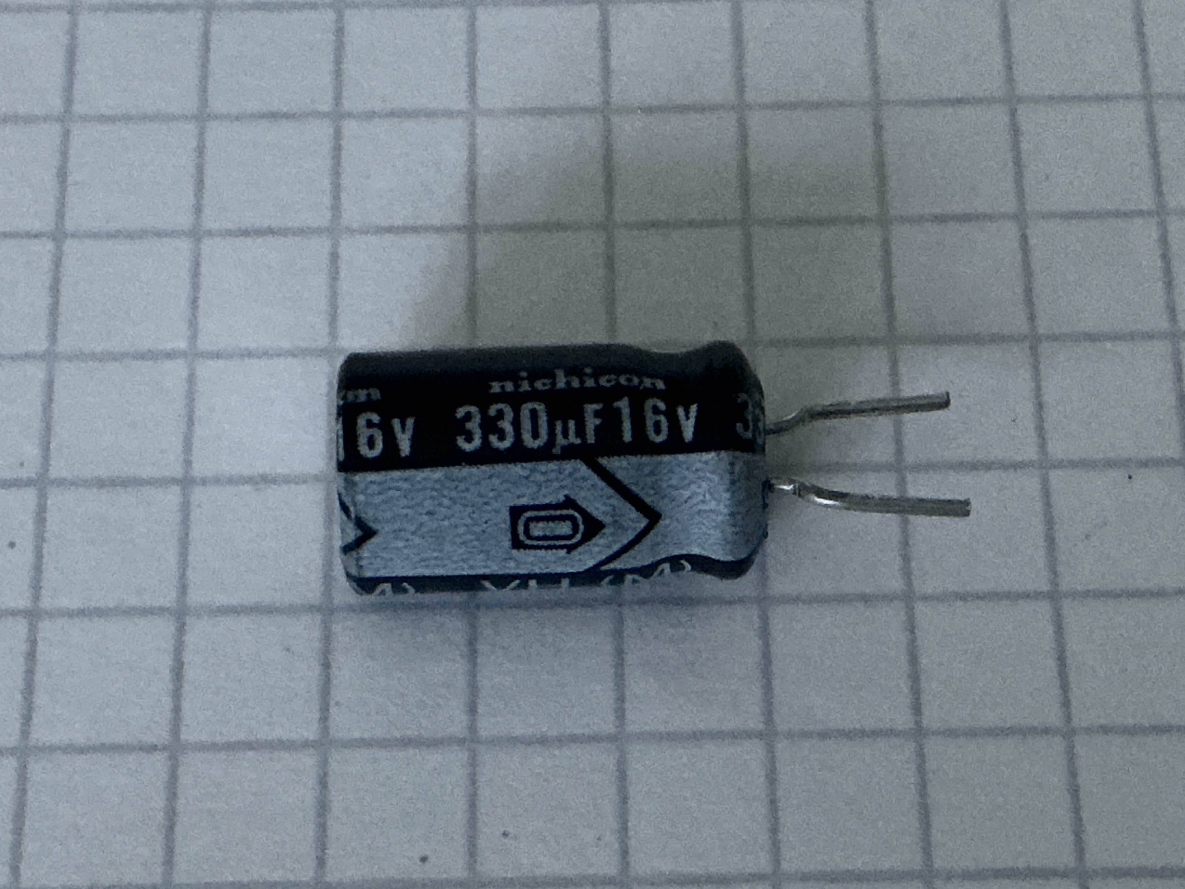 330uf 10v Nichicon radiaal Elco  Japan 85C H13mm x 8mm