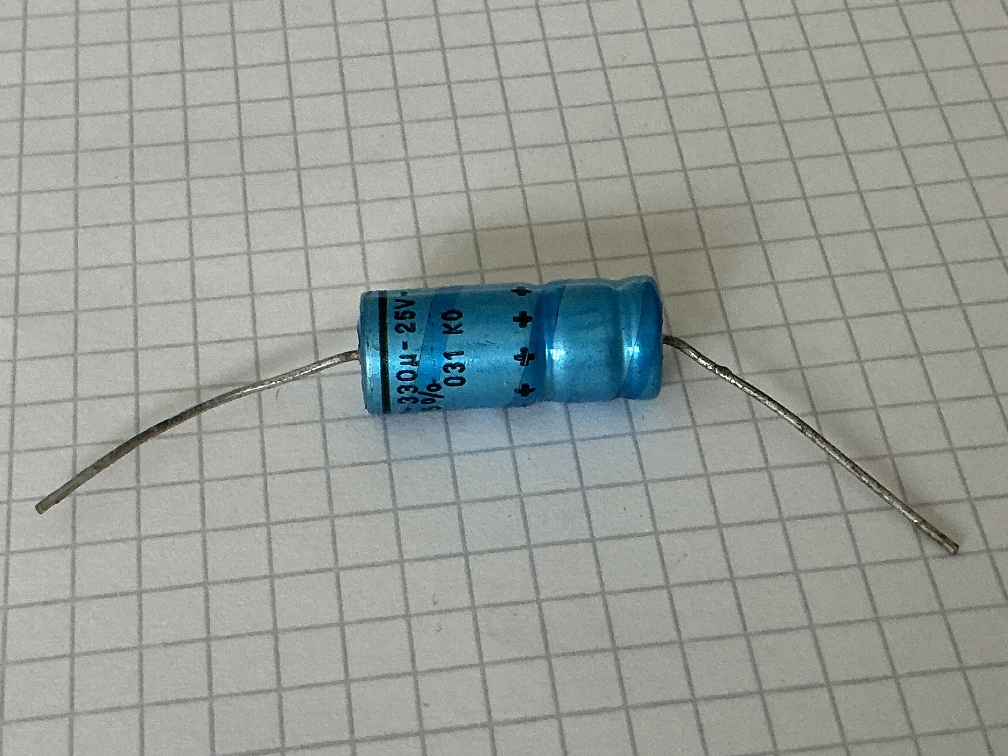 Philips 330uf  25V (031) axiaal NOS audio cap.