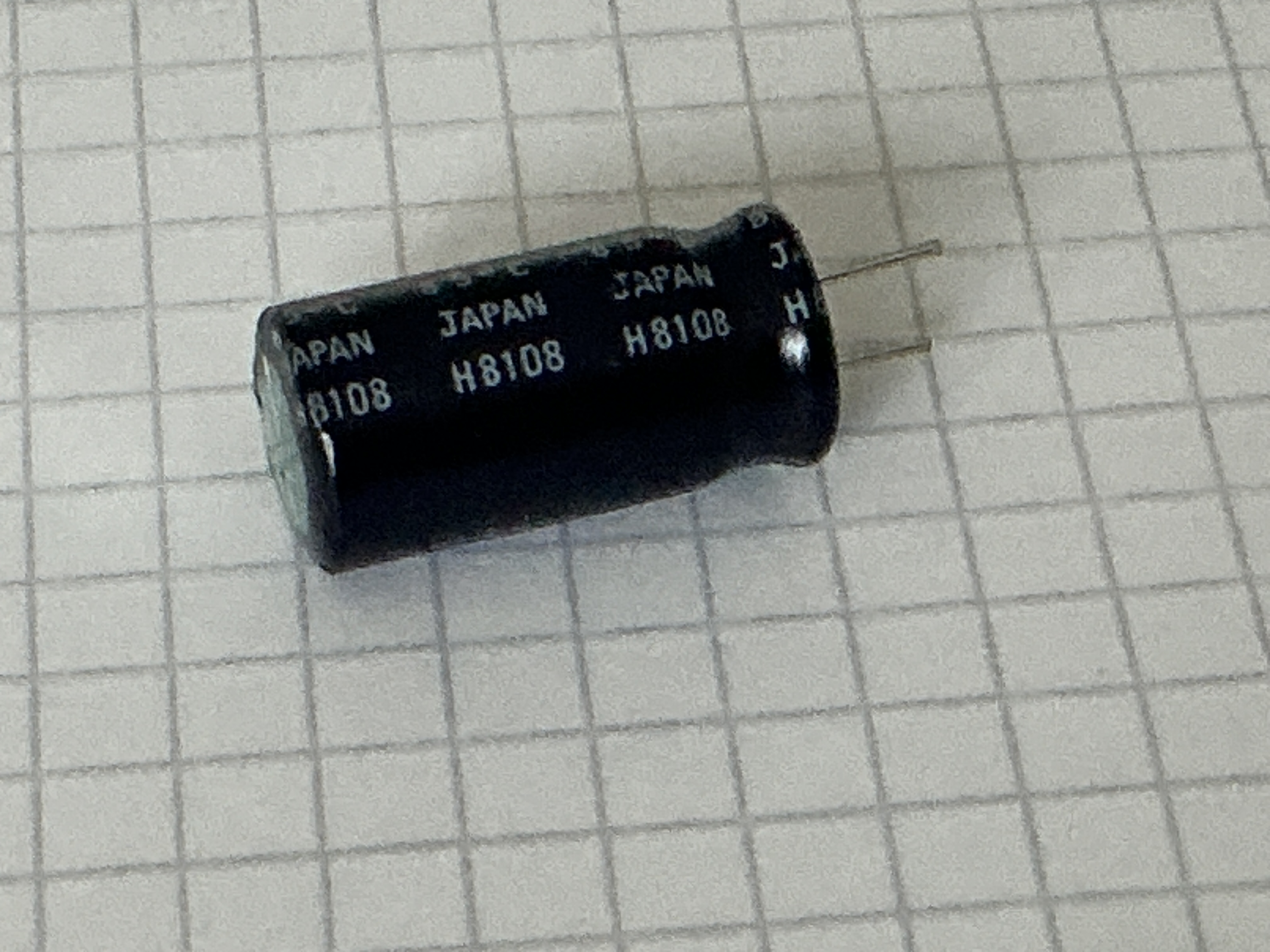 330uf  25v radiaal elco  Japan 85c