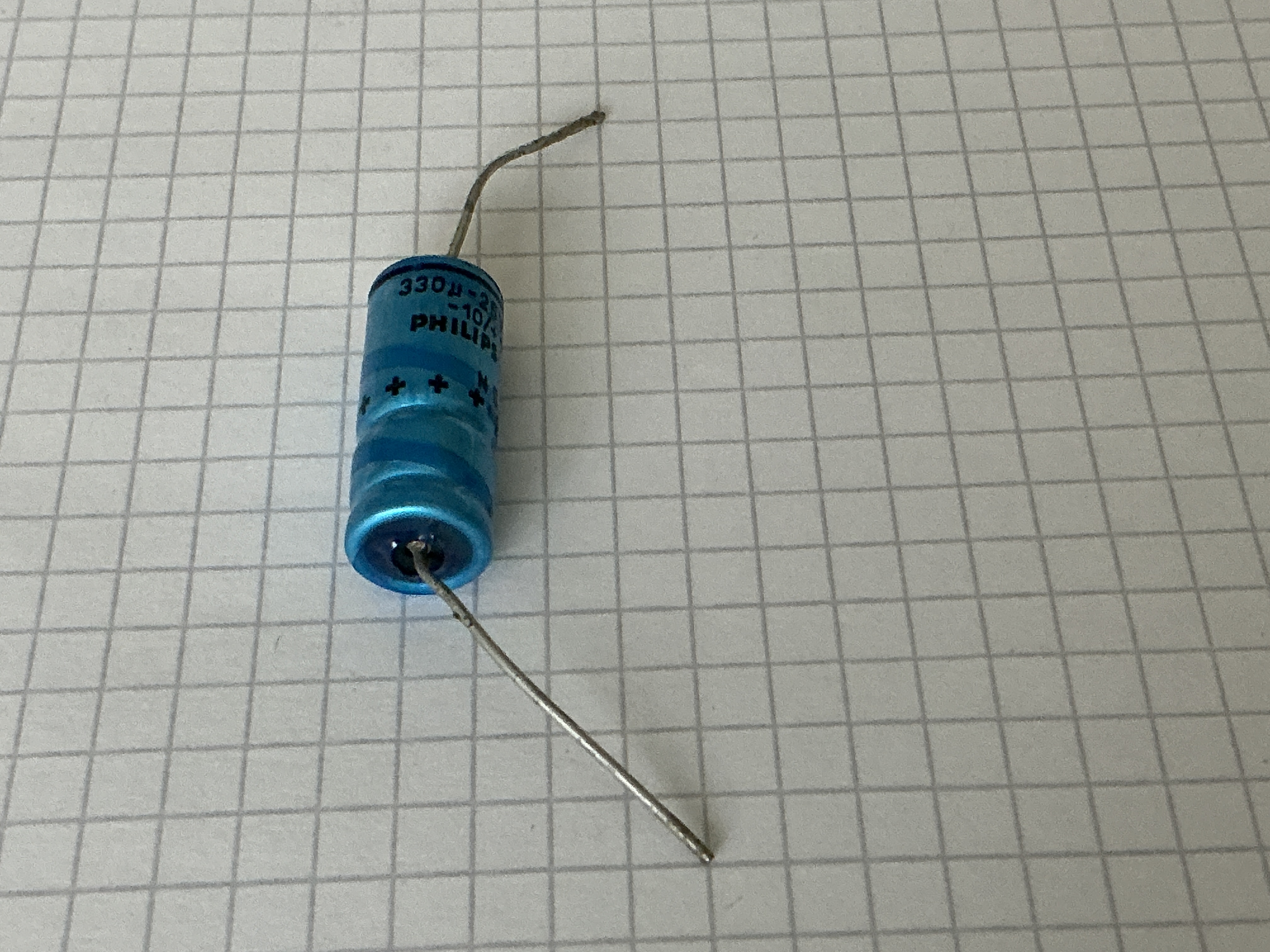 Philips 330uf  25V (031) axiaal NOS audio cap.