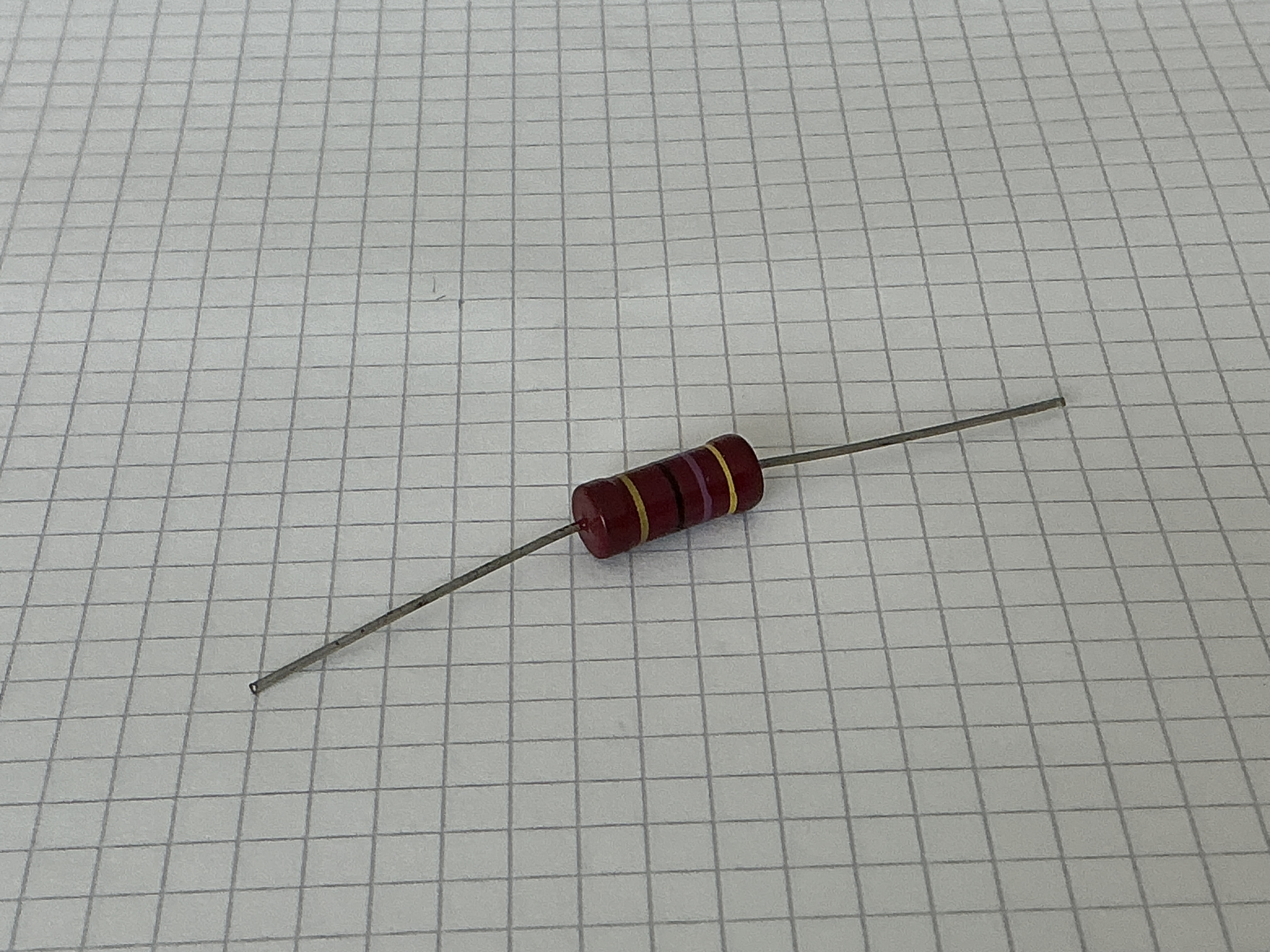 Carbon weerstand 47 Ohm 2W 5% L 16mm D 6mm