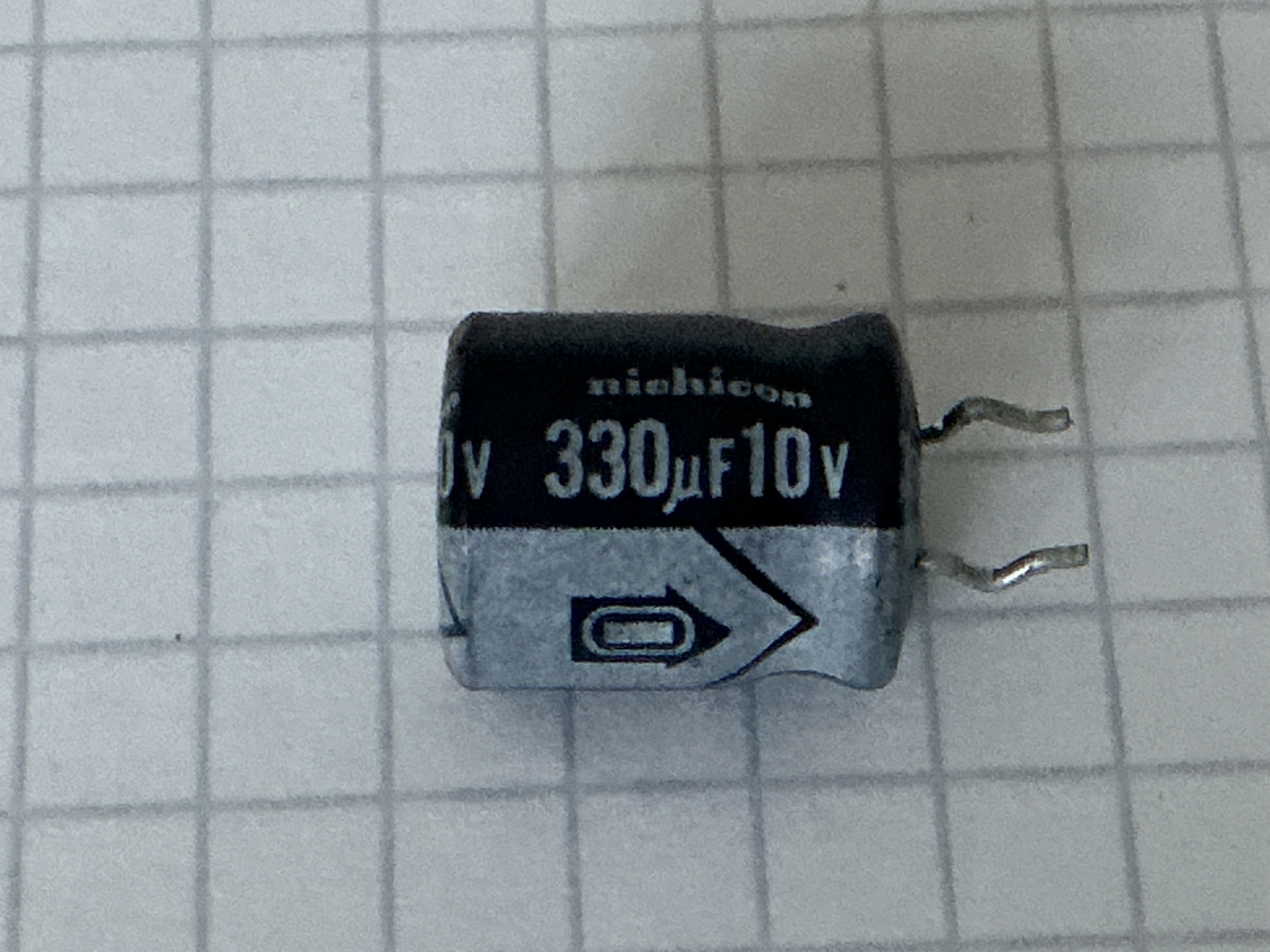 Nichicon 330uf 10V radiaal elco Japan 85c
