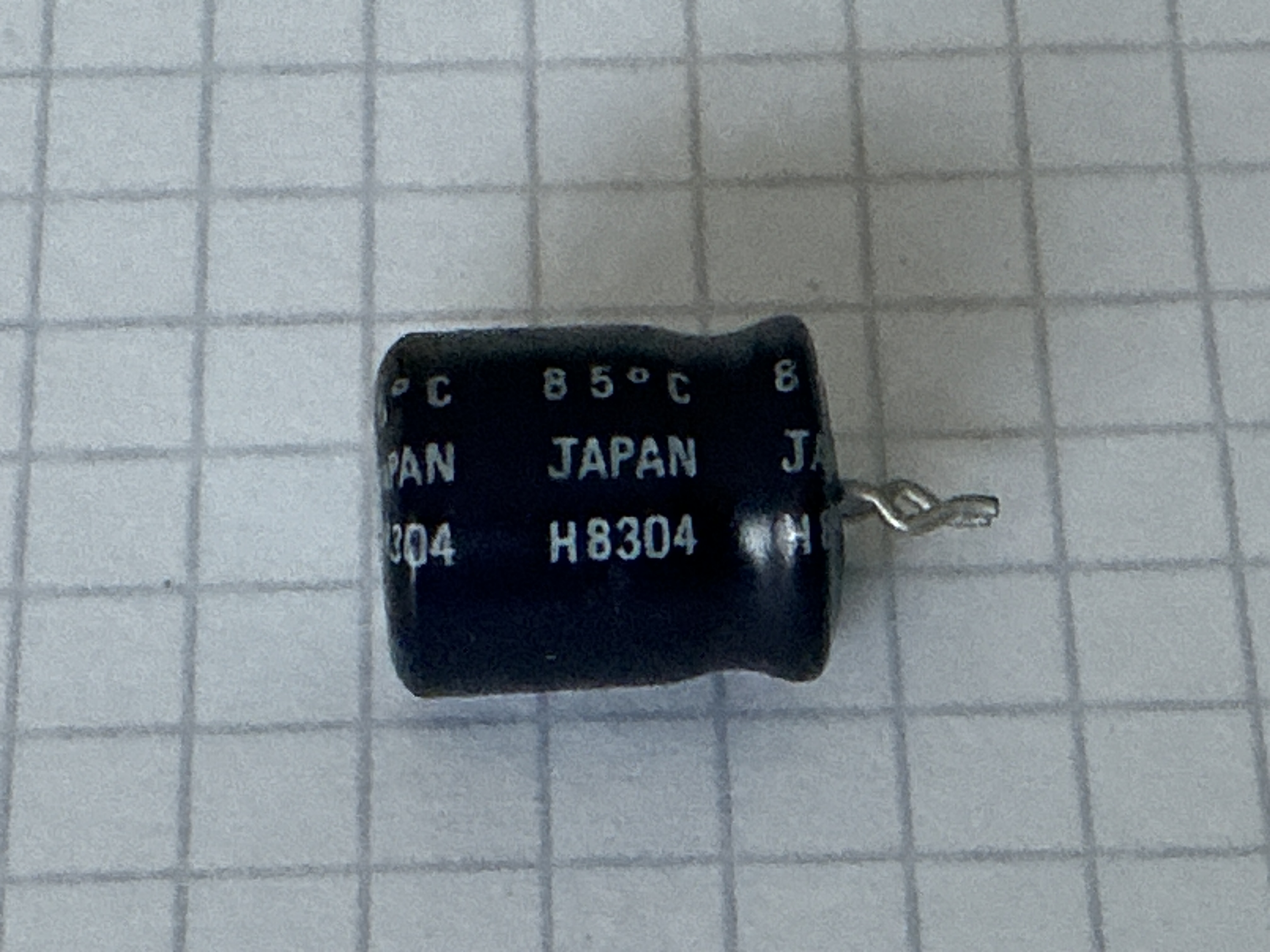 Nichicon 330uf 10V radiaal elco Japan 85c