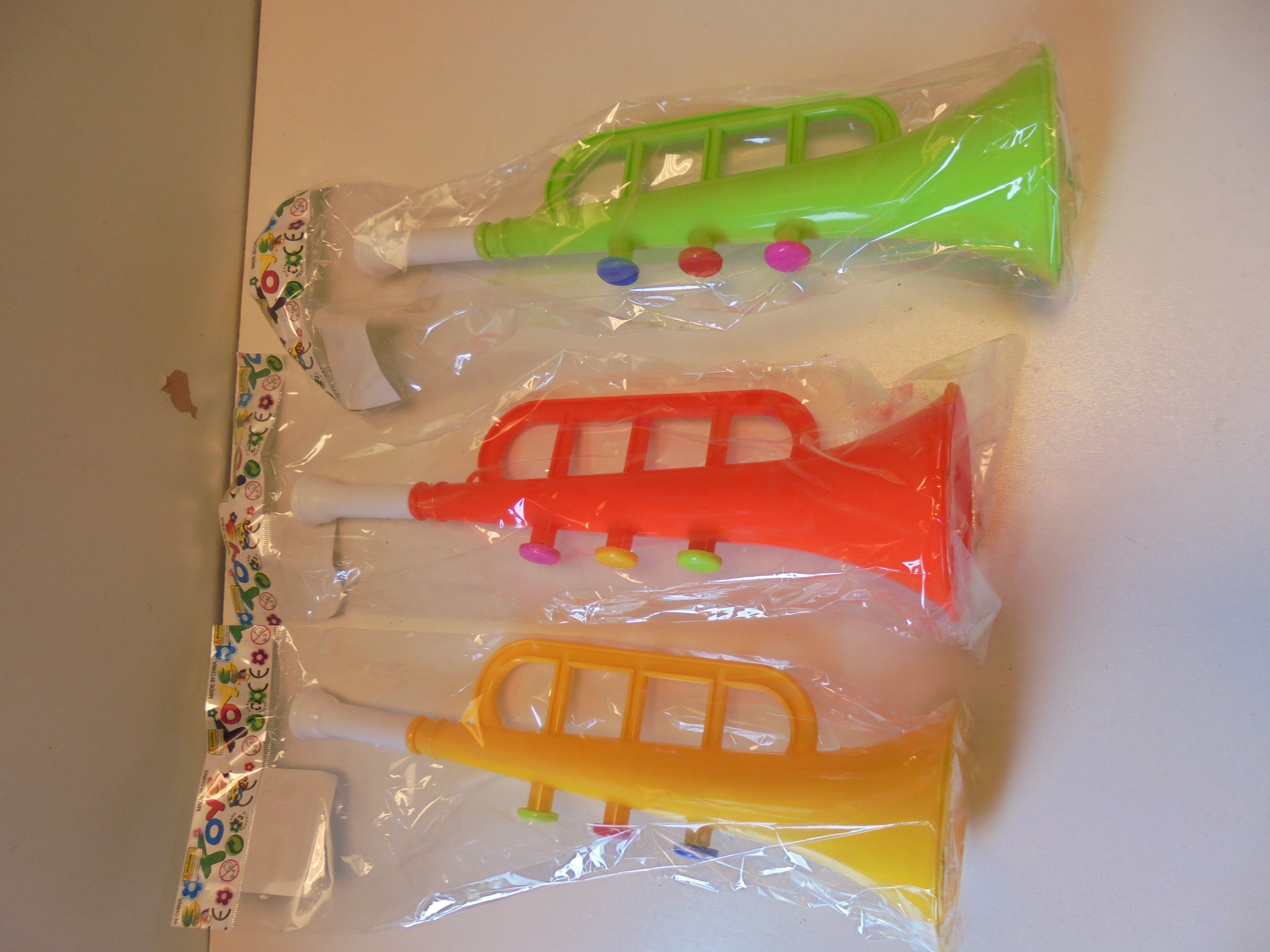Trompet 35 cm 3 kleur  prijs per stuk