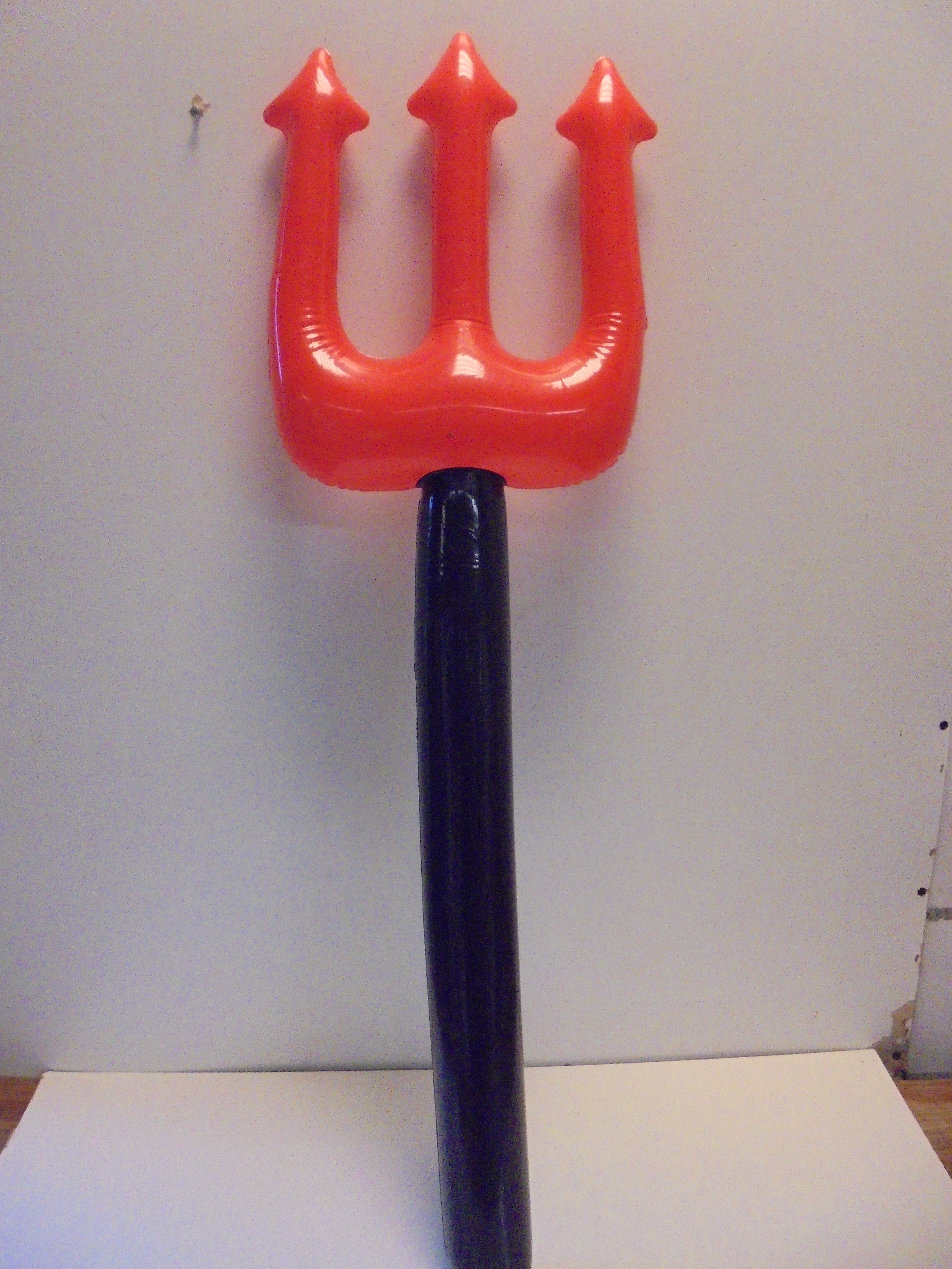 opblaas drietand afm 90 x 27 cm  prijs per stuk