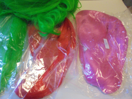 carnaval pruiken assorti kleur 35 cm lang prijs per stuk