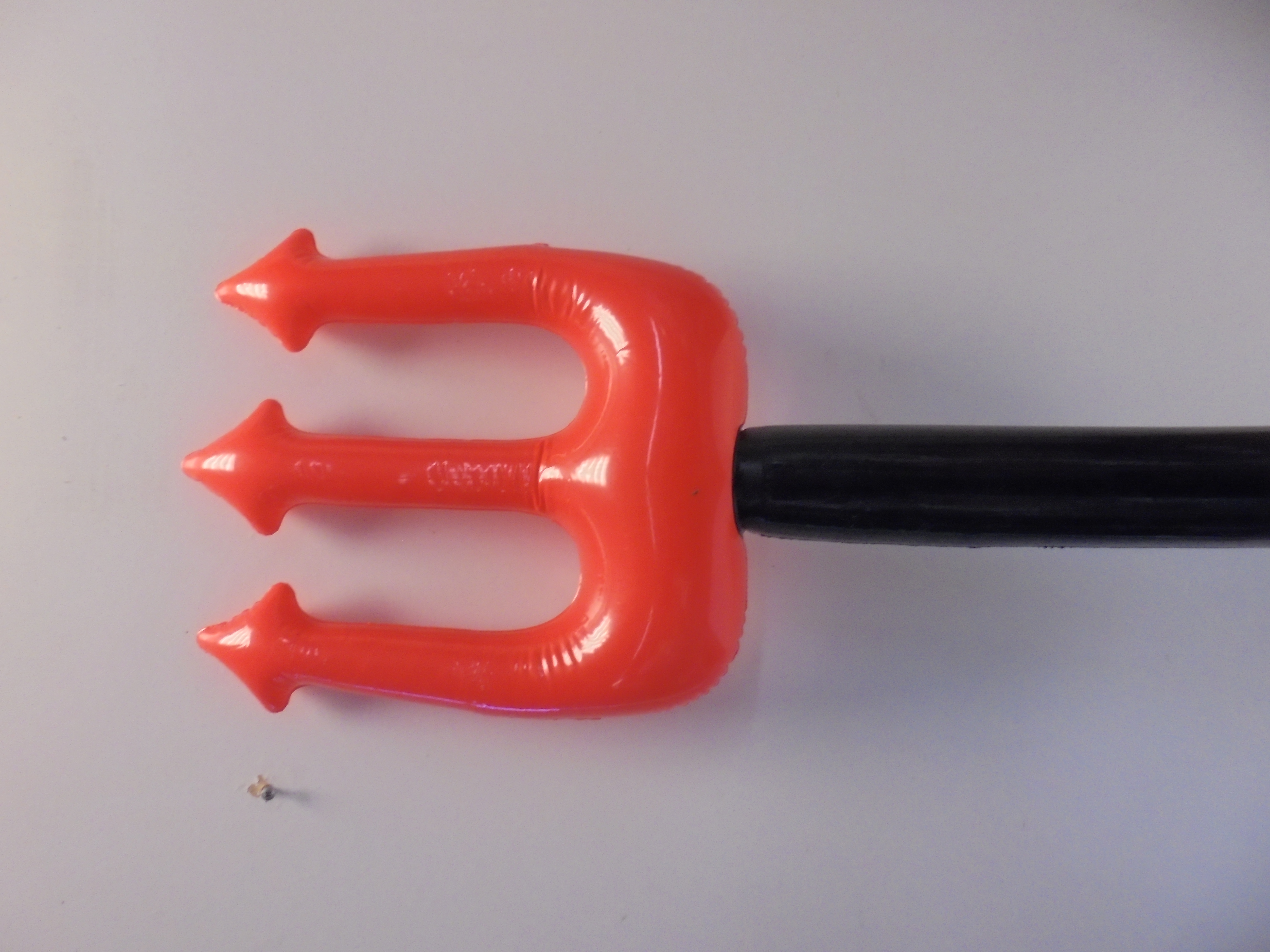 opblaas drietand afm 90 x 27 cm  prijs per stuk