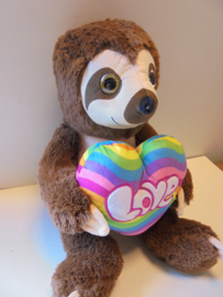 dia 17 pluche Luiaard Love bruin 45 cm prijs per stuk