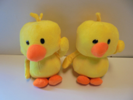 pluche eend zittend met zuig nap 18 x 13 cm prijs per stuk