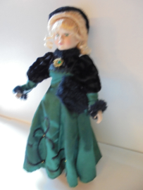 pop tina 43 cm met porselein hoofd &handen en voeten prijs per stuk