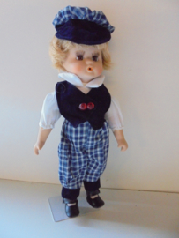 pop bob 30 cm met porselein hoofd &handen en voeten prijs per stuk