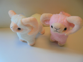 pluche Steenbok met zuig nap 2 kleur 20 x 17 cm prijs per stuk