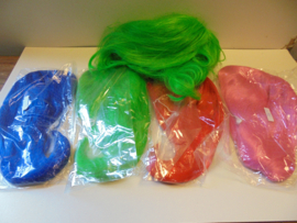 carnaval pruiken assorti kleur 35 cm lang prijs per stuk