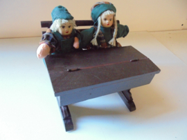 twee popen in houten school bank 18x15x17 cm prijs per stuk