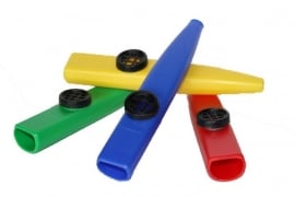 Tien kunststof kazoo's: mix van vier kleuren