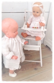 Lief poppenstoeltje in krijtwit